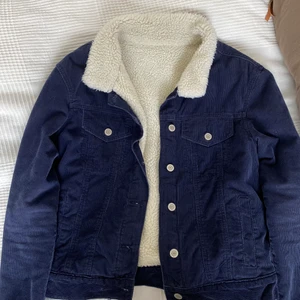 Manchester jacka💙 - Säljer denna snygga manchesterjacka som är fodrad. Manchestern är mörkblå och jackan har teddybearmaterial på insidan. Köpt på brandy Melville som inte längre har affär i Sverige, så finns ej att köpa. 💙💙💙 skriv för fler bilder eller andra frågor samt vid intresse av att köpa!! Priset går att diskutera vid snabbköp🤝