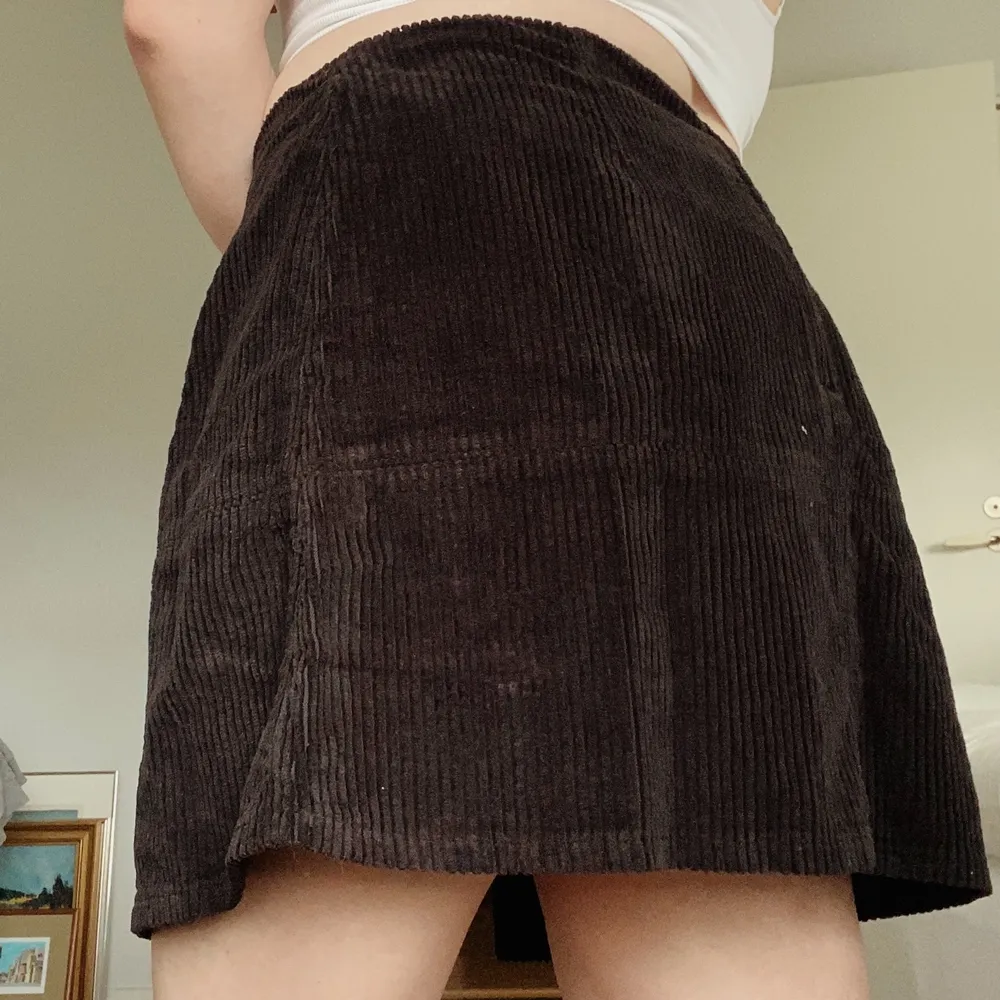 En oanvänd svart, ribbad kjol med slits. Jag kan tänka mig att denna plagg är skön att ha på sig på varma somrar då materialet är rätt tunt. 🌻  Jag är 1.60cm och den sitter väldigt bra längd mässigt.  SKICKET PÅ PLAGGET : är i väldigt bra skick då den aldrig har använts.. Kjolar.
