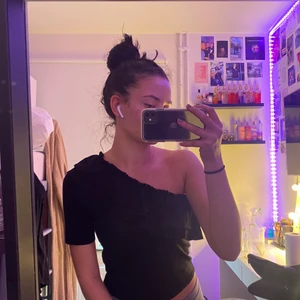 Ofshoulder tröja från Monki strl S - Jätte fin ofshoulder tröja från monki strl S💕 passar jätte bra till sommaren💕 köpare står för frakt💕