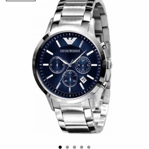 Emporio armani klocka herr - Klocka i rostfritt stål snygg och bekväm runt handleden änkelt o byta länkar säljer pågrund av att ja inte har användning av den längre (följer med extra länkar och verktyg att byta.) nytt pris 3500