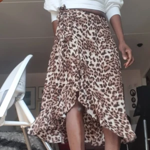 Leopard kjol  - I mycket mycket bra skick och passar 32_34./ xs_s.finns fler bilder och köpare står på frakt 