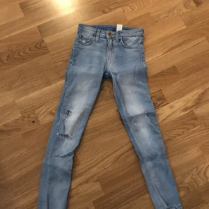 Jeans från H&M  - En par jeans från H&M som är för tjejer 9-10 år (140). Den är varm och jätte bra att ha på sig.