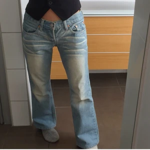 🌟 Vintage lågmidjade Levis 🌟 - Intressekoll p mina så fina Levis 593 då de är lite stora på mig och jag behöver pengar, så säljer bara vid bra bud! Inköpta för 500kr och är i perfekt skick. Midjan är 82cm, höftmåttet 86cm och innebenslängden 71cm🌟 skriv vid fler frågor eller bilder puss 