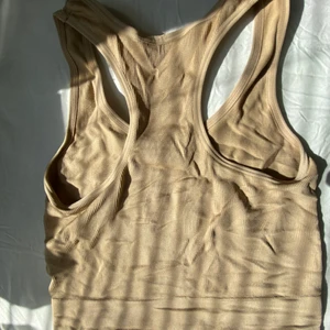 Topp💛💛💛 - Köparen står för frakt. Budgivning om flera intresserade.💛💛💛💛💛🌼