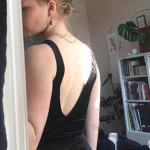 Svart klänning i sammet - Svart klänning i sammet som jag hade på nyårsafton för nåt år sen, men som knappt annars är använd! Supervacker, speciellt med den bara ryggen! 