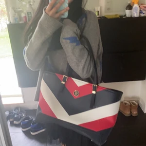 Tommy hilfiger väska - Säljer denna jättefina Tommy hilfiger väska köpt för ett par år sedan, den är använd 2 gånger och därmed i nyskick. Har kvittot kvar som äkthetsbevis. Säljer pga av att jag aldrig använder den längre. Nypris ca 1700kr