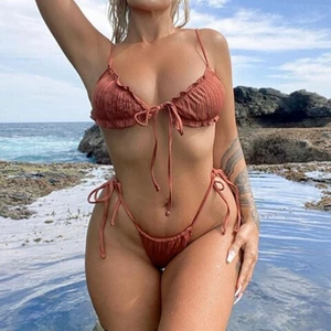 Söt brun bikini - Så söt brun bikini! (Två första bilder är lånade) endast provad, då den var för stor för mig. Storlek M. 120 kr +  frakt