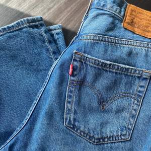 Säljer otroligt snygga jeans ifrån Levis med en rak och trendig modell. Nypris 1200:-