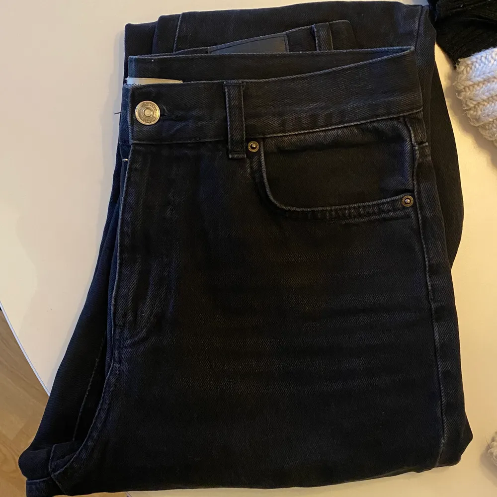 Raka svarta jeans ifrån ginatricot. . Jeans & Byxor.