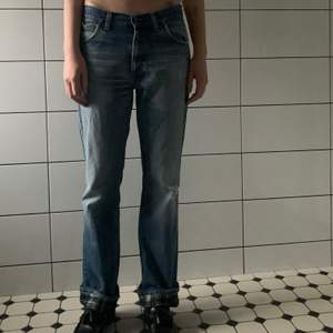 Lee jeans som jag har gjort en DIY på nertill; en uppvikning med skotskrutigt tyg. Lite snygga slitningar också. Dem är 95 cm långa och 72 cm i midjan.