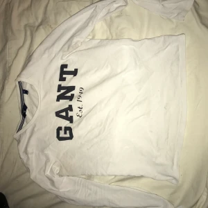 Vit Gant tröja i storlek XS (passar S, M) - Säljer min Gant tröja då den knappt använda mer. Storleken är i XS men den passar på S, samt M. Pris kan diskuteras vidare!:) Möts upp i Stockholm och Norrtälje 