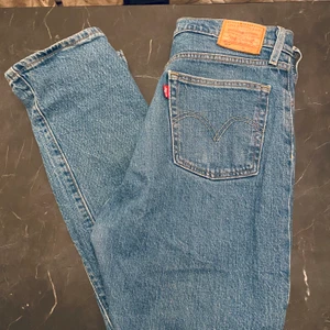 Levis Jenas 501 - Säljer Levis jeans modell 501, W29/L28. De är lite slitna i sömmen, som på bilden, men är man duktig på att sy kan man säkert fixa detta utan problem