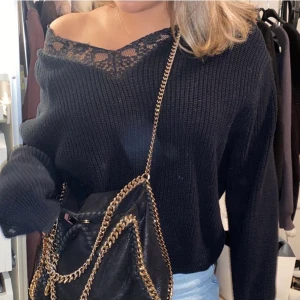 Stickad tröja - Jätte fin stickad tröja från H&M som inte säljs längre!! Super bra skick och perfekt oversize 😍 kund står för frakt 