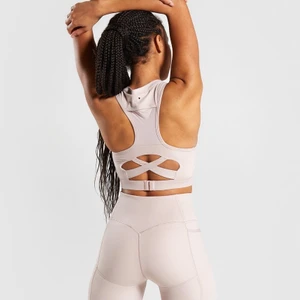 Gymshark Speed Taupe Set - Helt ny, aldrig använt set från Gymshark. Slutsålt överallt. Toppen har fortfarande prislappen på. Priset är inkl frakt. 
