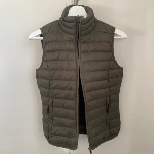 Väst - Mörkgrön dunväst. Använd 2 gånger! Kan mötas upp i Jönköping/Vaggeryd annars tillkommer fraktkostnad🖤