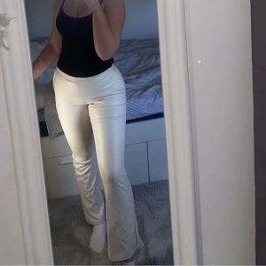 Bootcut byxor beiga strl S - Jättefina beiga bootcut byxor med läder/skinn imitation från Gina tricot som tyvärr är för korta för mig som är ca 174cm. Det är strl S och har en dragkedja i midjan på vänster sida💕