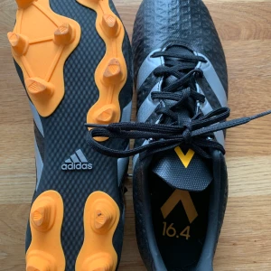 Fotbollsskor stl 42 - Helt nya fotbollsskor. Aldrig använda då tanken va att jag skulle spela med dom men dom var för stora den har dom bara står hemma och samlar damm. Storlek 42. 