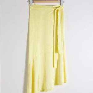 En gul ”silkes” midi kjol från & Other Stories. Aldrig använda så prislappen sitter kvar! Inget fel på den, bara inte fått någon användning av den:/ strl 36. Original pris 690 kr. Säljer den för 150 kr elr högsta bud:)