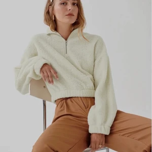 Teddy tröja - Jättefin tröja i teddymaterial från gina tricot. Knappt använd och i superfint skick. Skriv för fler bilder, frakt tillkommer ☺️