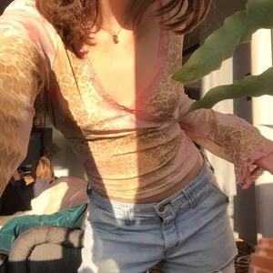 Topp  - Super fin topp men den kommer inte till användning därav säljer jag. Den har fin spetta och vida armar.