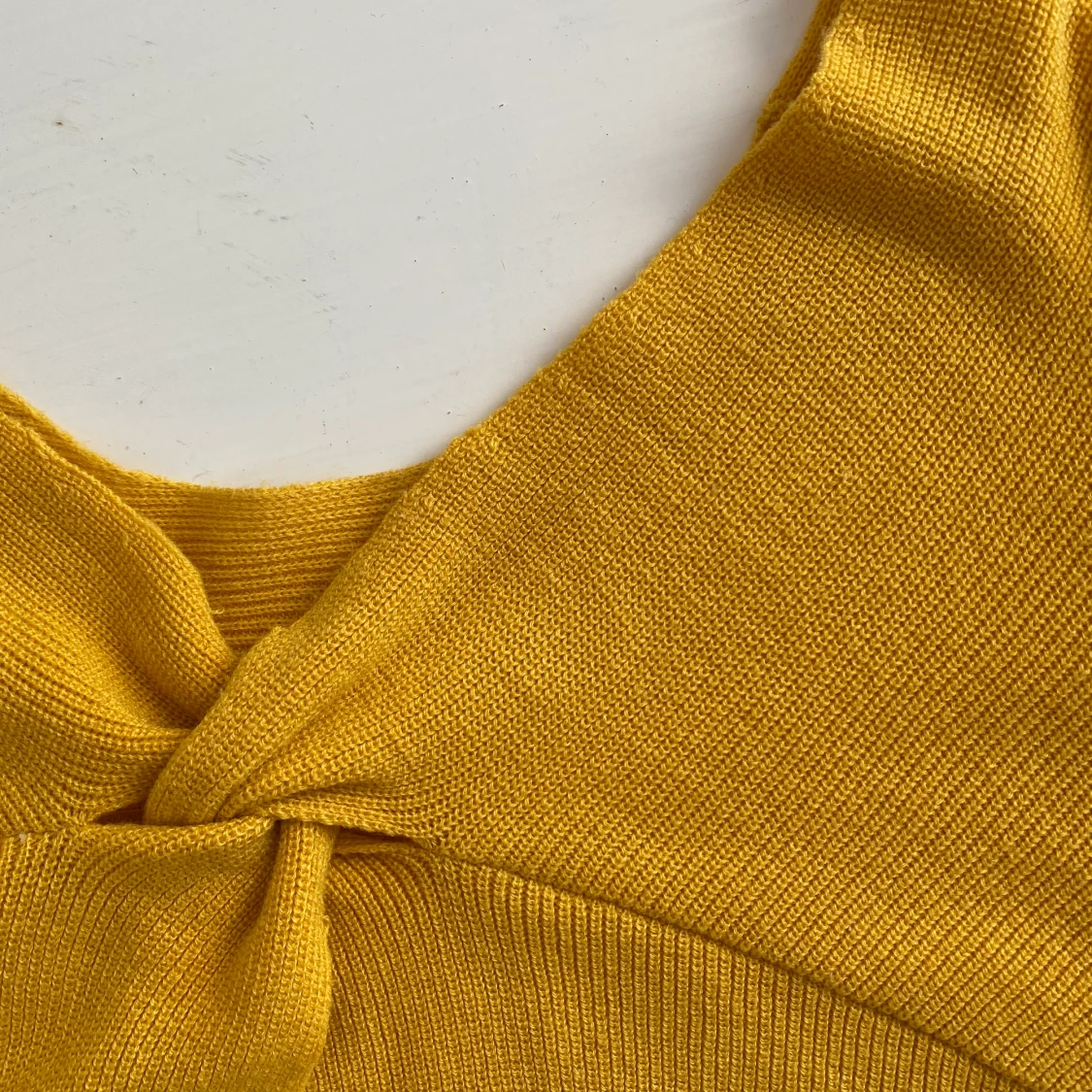 Gul tröja med öppen rygg - 91