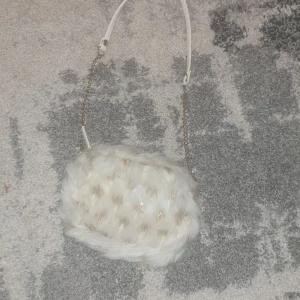 Väska - Användning 1-2 gånger super bra material och är super skön och är väldigt fin för insta bilder rekommenderar verkligen den speciellt på sommaren ✅💖