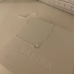 Safira halsband  - Säljer detta suuuuper fina halsbandet från Safira. Är verkligen KÄR i det men jag behöver pengar🥺🥺Så hoppas det får ett nytt fint hem! Aldrig använt!!!🤍🤍