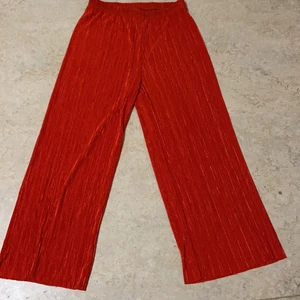 Röd byxa perfekt till en sommarkväll ❣️ - Röd byxa aldrig använd, perfekt till sommaren när de är varmt ❣️