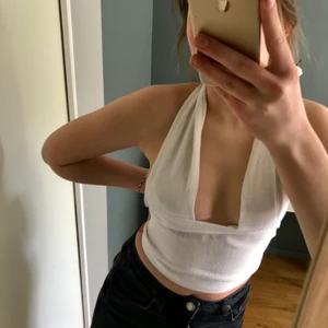 Trendig topp - Egensydd trendig topp i linneliknande material. Jättefin till sommaren! Skulle anta storlek S/M, man kan reglera själv längd och bredd🥰 kan skicka fler bilder vid intresse💕 