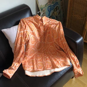 & Other Stories skjorta  - Köpt på & Other Stories från deras capsule collektion för två år sedan. Som ny i skick. Kostade 800kr.