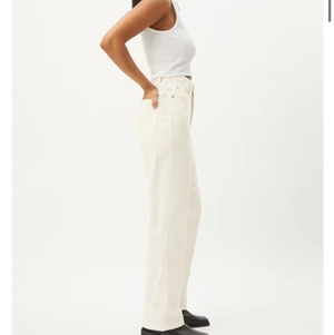 Weekday rowe - Säljer dessa supper snygga beiga jeans från weekday! De har en liten defekt på rumpan (sista bilden). Jättesnygga nu till våren💫köpare står för frakt