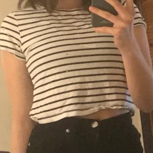 Randig crop top - En snygg randig croptop/babytee från H&M! Bra skick, säljer då jag inte använt den på ett tag :) Kan mötas upp på söder,annars betalar köparen för frakt❤️