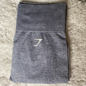 Seamless träningstights gymshark M - Säljer mina gymshark träningstights i storlek M. Seamless och i en grå färg. Bra skick föruom att loggan börjar bli sliten därav priset. 