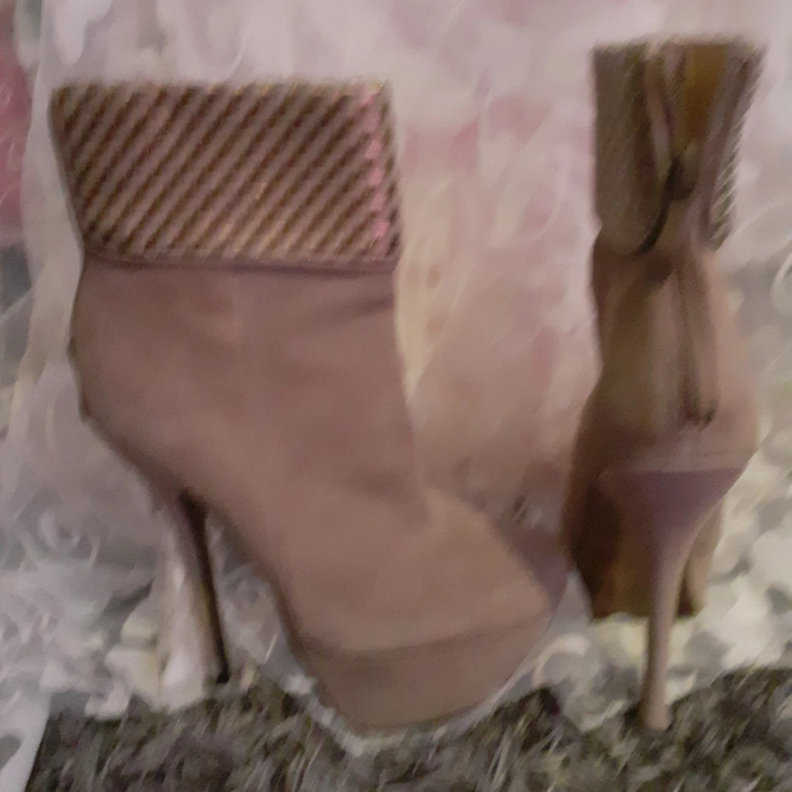 Högklackade beiga mocka skor 