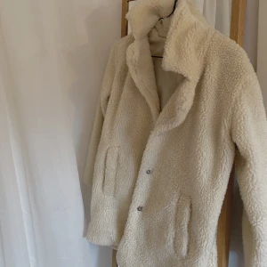 Teddy jacka  - Vit/beige Teddy jacka ifrån lager 157! Använd Max 3 gånger, så i nyskick! Kom privat för fler bilder