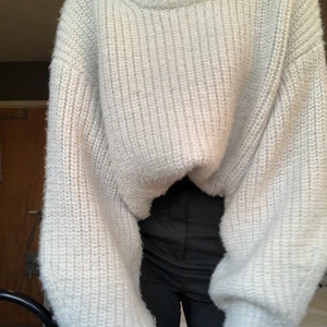 Stickad tröja  - Jättefin grå stickad tröja som jag köpt på hm. Den kommer inte till användning så därför vill jag sälja den💕köpare står för frakt
