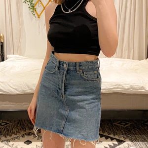 Jeanskjol HM - SUPERfin kjol som tyvärr inte passar i midjan längre! Den är använd 3ggr och kjolen har ca. 72cm i midjemått! 🥰 Skriv till mig om du undrar något!