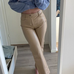 Beiga skinnbyxor - Beiga skinnbyxor från ginatricot i storlek 38. Säljer för dem är för stora i midjan för mig. Använda 1 gång, väldigt bra skick! 