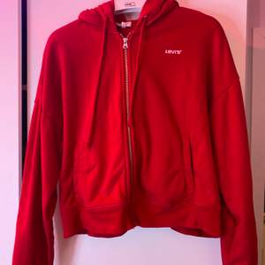 Röd Levis tjock tröja i storlek M  fintsick köpte  den för  ett år sen för ca 800
