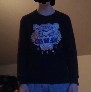 Kenzo tröja  - Intresse koll!!!!!!!                                      Ganska oanvänd kenzo tröja bara använd ett fåtal gånger! Storlek L men sitter som M! 300kr men vid snabb affär kan pris diskuteras!!