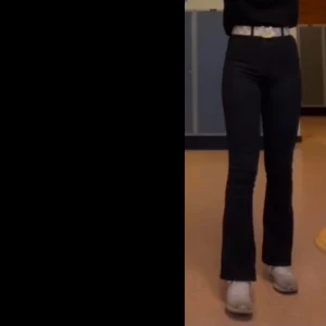 Svarta bootcut jeans - Ber om ursäkt för den dåliga bilden! Svarta bootcut jeans från GinaTricot. Använda men bra skick. Bara att skriva vid intresse, frågor eller önskan om fler bilder. Endast post och Swish