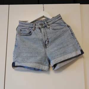 Mom jeans shorts - Extremt sköna högmidjade shorts från HM med en "mom" passform. I nyskick 
