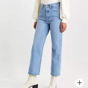 Ett par Levis jeans, bra kavlite inga hål eller liknade🥰 slutar vid anklarna köpta för 1099kr skulle jag tro köpte för ungefär 2 år sedan😅❤️ säljer pågrund av att jag växt ur dom☺️
