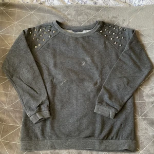 Sweatshirt  - Tuff sweatshirt med nitar på axlarna. Ganska stor i storleken. I väldigt fint skick, alla nitar sitter kvar o.s.v. 