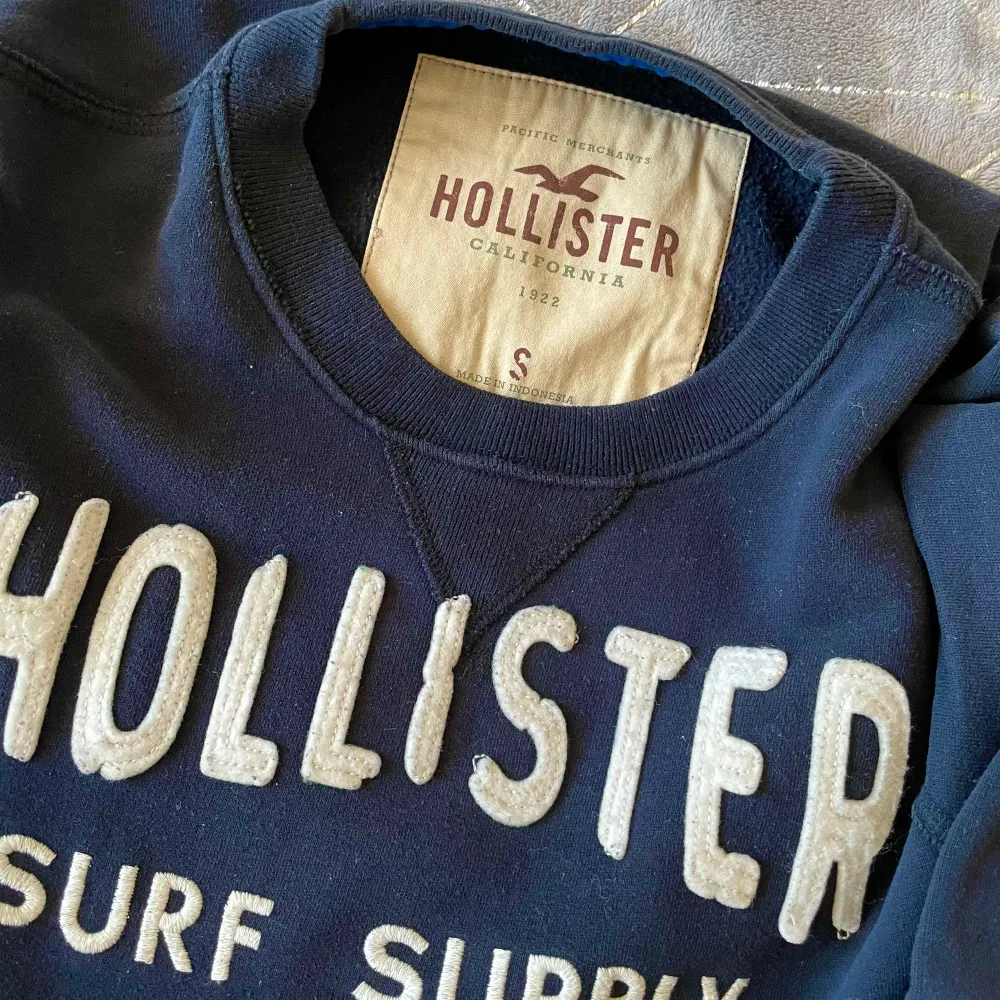 Skön sweatshirt från Hollister.. Tröjor & Koftor.