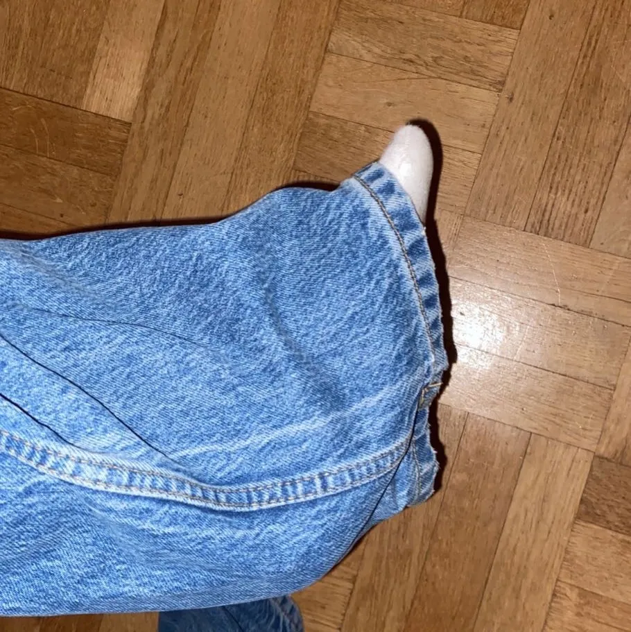 Helt oanvända slutsålda bootcut jeans från zara i storlek 38, medelhög midja. Lapp kvar. Innerbenslängd ca 86cm och som ni ser på andra bilden väldigt långa på mig som är 164 lång. Färgen är mest rättvis på bild 2. Kan mötas upp i Stockholm runt stan och Bromma!❤️❤️ . Jeans & Byxor.