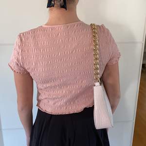 En fin rosa tröja i ett elastiskt material. Perfekt till våren🌸 