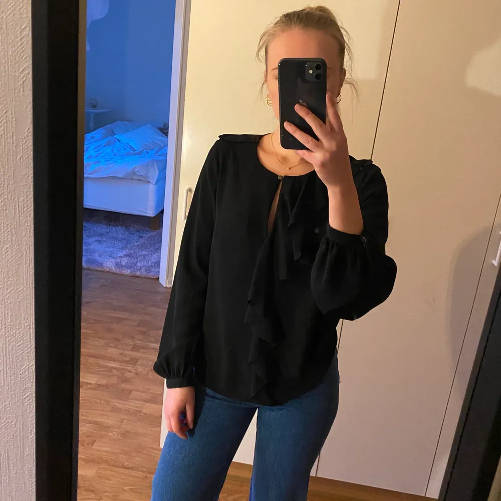 Tre år gammal blus från HM, lite genomskinligt tyg, volang längst med framsidan🌹🖤. Blusar.