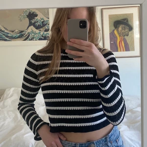 Zara topp - 💥BUDA I KOMMENTARERNA💥 Randig topp från Zara. Använd 1 gång, så jättefint skick!! Storlek L men skulle säga att den är ganska liten i storlek. Vanligtvis har jag S/M men den sitter tajt på mig🥰 Köparen står för frakt! Budgivningen avslutas söndag 14/3‼️