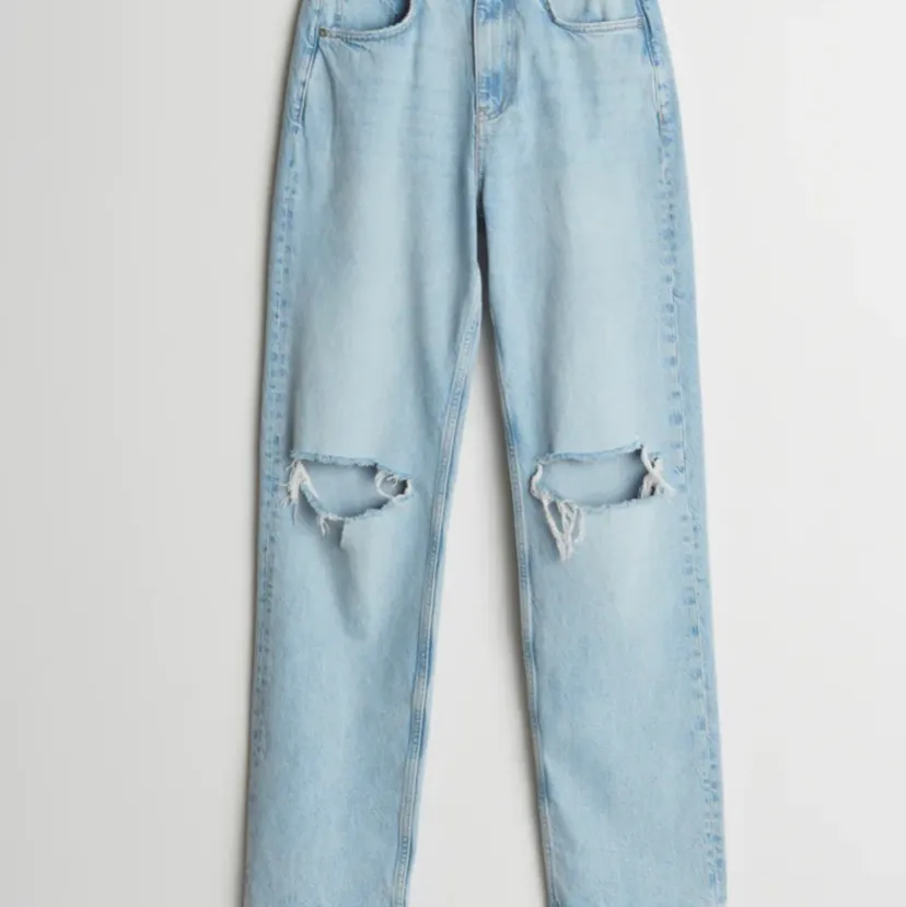 Säljer mina trendiga jeans från Gina som är slutsålda. Dem passar mig som är 166 och har storlek S/36. Dem är i bra skick. Endast använda fåtal gånger.. Jeans & Byxor.